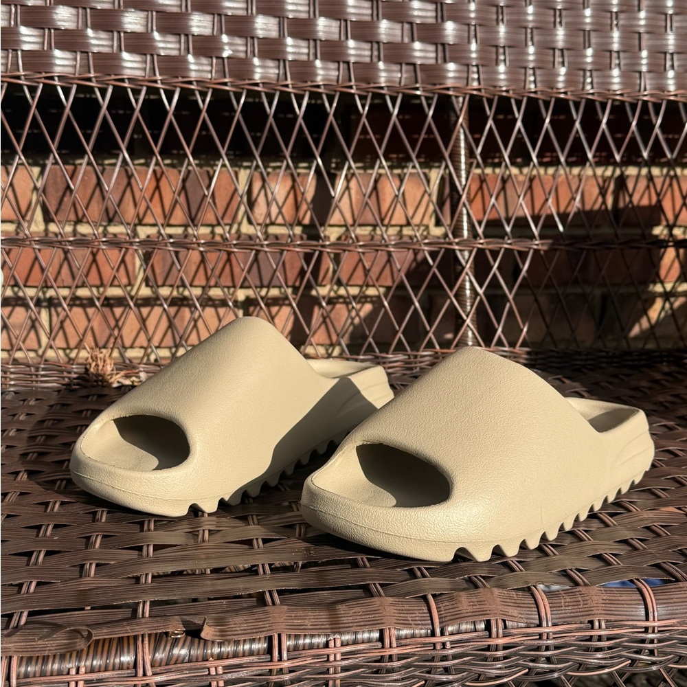 Bone Yeezy slides Men’s size 11